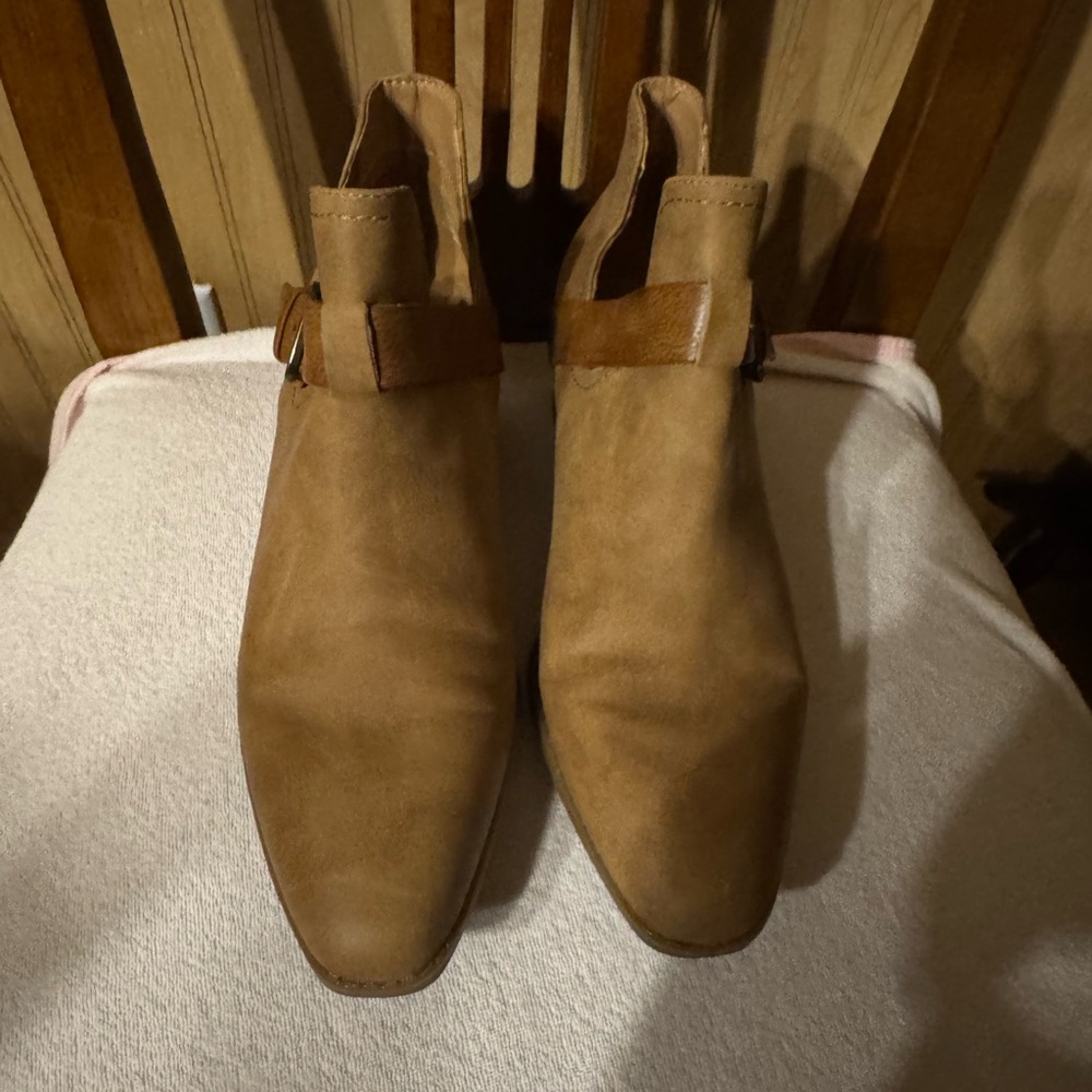 Wonderly Sz 8.5 M Tan Suede Look  Ankle Boots EUC😊😊